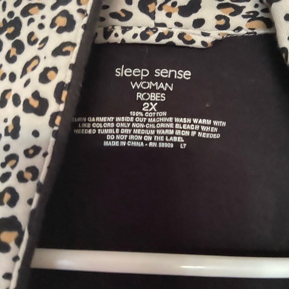 Sleep Sense Woman Leopard Print Robe - Picture 3 of 4